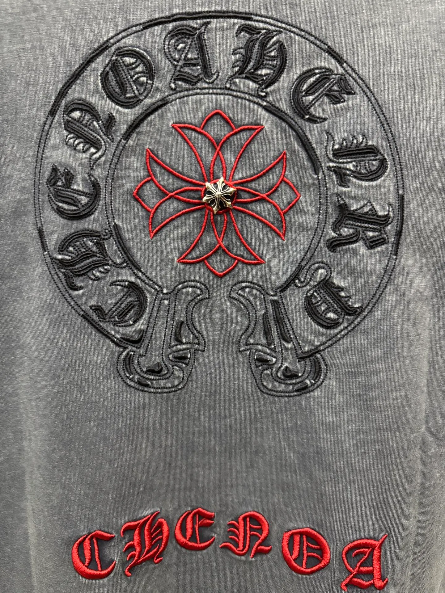 P230 top version, real shot without P, ​​different from market currency) 𝗖𝗵𝗿𝗼𝗺𝗲 𝗛𝗲𝗮𝗿𝘁𝘀/Cro Heart 2026 Spring New Original Single Counter American Washed 3D Three-dimensional Embroidered Couple Short Sleeves 👑The highest version! Customized fabric 320 grams, washed and fried. Best-selling model at the counter. Very comfortable to wear. Accessories: Original molded and authenticated collar label➕100% silk wash label. Genuine purchase-grade original hangtag➕matching hanging rope➕3D hanging beads➕original packaging bag. Craftsmanship: The original version has consistent wiring! The highest version of the armhole matching technique! Color: Gray Black Size: S M L XL Style No.: 6608